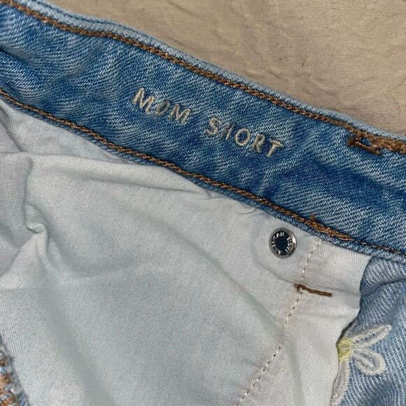 American Eagle Womens Embroidered Frayed Hem‎ Cutoff Mom Jean Shorts Blue Size 8 - Picture 2 of 6